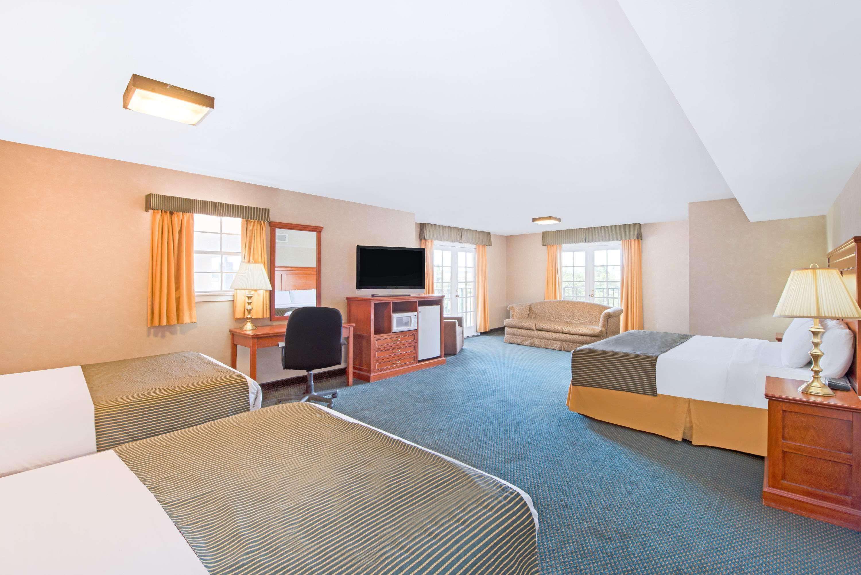 Hotel Ramada By Wyndham East