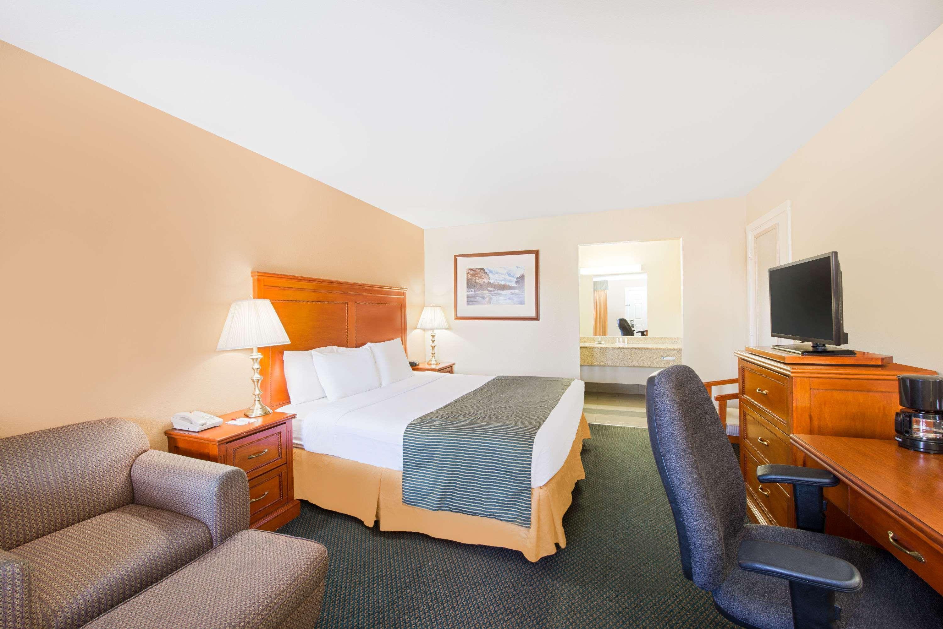 Hotel Ramada By Wyndham East 3*